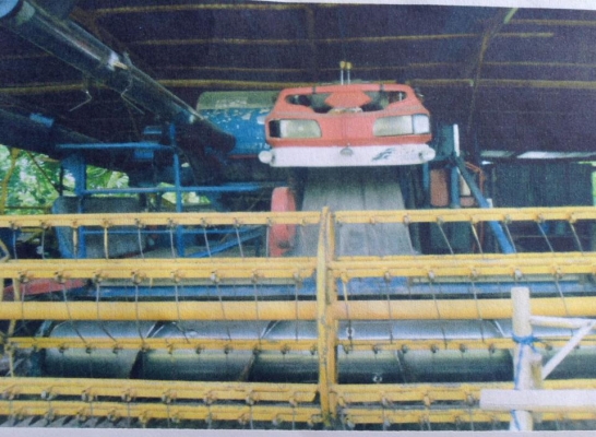 รถเกี่ยวข้าว2คันพร้อมเทเลอร์10ล้อ1คัน