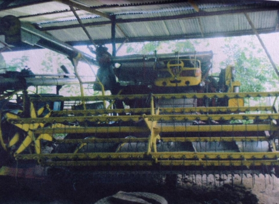 รถเกี่ยวข้าว2คันพร้อมเทเลอร์10ล้อ1คัน