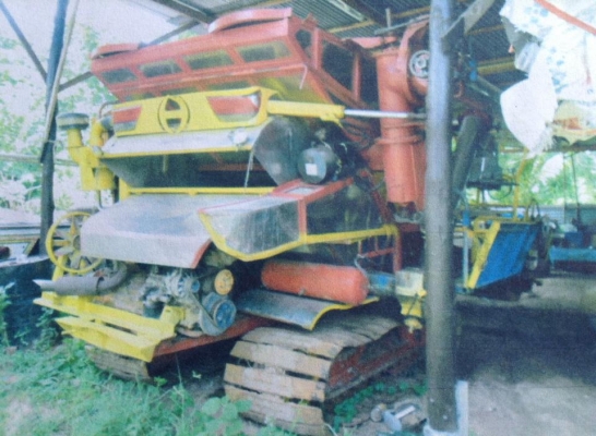 รถเกี่ยวข้าว2คันพร้อมเทเลอร์10ล้อ1คัน