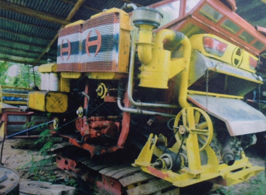 รถเกี่ยวข้าว2คันพร้อมเทเลอร์10ล้อ1คัน