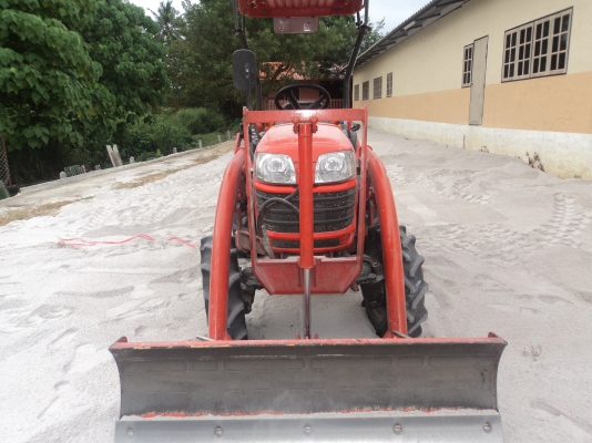 ขายรถแทรกเตอร์ B 2420 พร้อมดันหน้าและตัดหญ้า