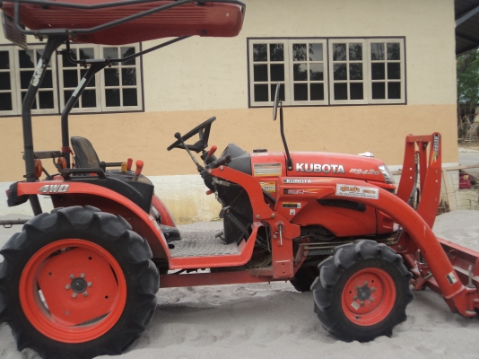 ขายรถแทรกเตอร์ B 2420 พร้อมดันหน้าและตัดหญ้า