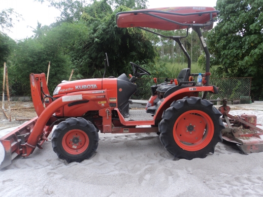 ขายรถแทรกเตอร์ B 2420 พร้อมดันหน้าและตัดหญ้า