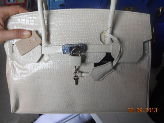 กระเป๋าผู้หญิงของแท้จากญี่ปุ่นมีผลิตที่ USA.ฝรั่งเศษ, อื่นๆ ใช้มาน้อยมากอย่างสวย หาตำหนิไม่เจอ กระเป๋าผู้หญิงของแท้จากญี่ปุ่นมีผลิตที่ USA.ฝรั่งเศษ, อื่นๆ ใช้มาน้อยมากอย่างสวย หาตำหนิไม่เจอ