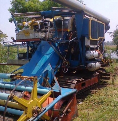 ขายด่วน รถเกึ่ยวข้าววิชาญการช่าง เครื่องยนต์ของฮีโน่ 195 HP เทอร์โบ HO7D อุ้มปรับระดับซ้าย 2.5 ตัน ปั๊มไดกิ้น เบอร์ 22 ช่วงล่าง 10HT สภาพดีพร้อมใช้งาน ราคาต่อรองได้นะครับ