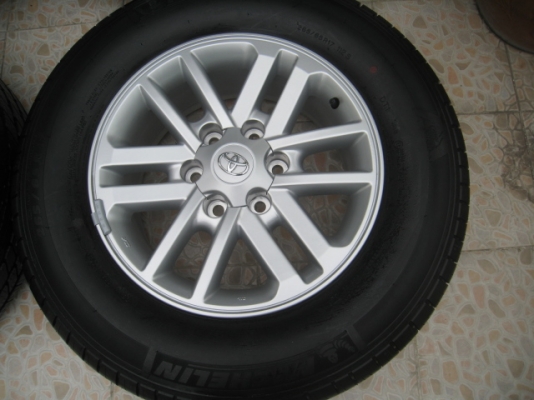 ขายล้อแม็ก Toyota fortuner ป้ายแดง 17"x7.5" et30 6รู139 + ยางปี2613 สภาพสวยครับ ตุ่มหน้ายางยังมองเห็นอยู่ครับ สนใจติดต่อเล็กคลองสามครับ (081-3747940)
