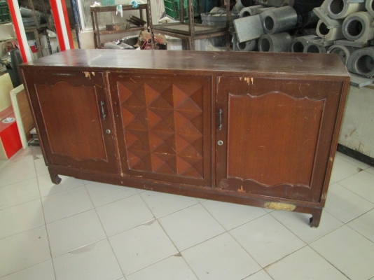 ลดราคาครับ โต๊ะวางทีวี  เป็นตู้ในตัว   ไม้สักรุ่นเก่า  ราคาแสนถูก