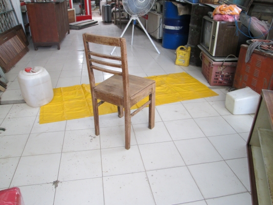 เชิญชมครับ  เก้าอี้ไม้สัก  รุ่นเก่า  ก่อนรุ่นครูบ้านนอก  แข็งแรง