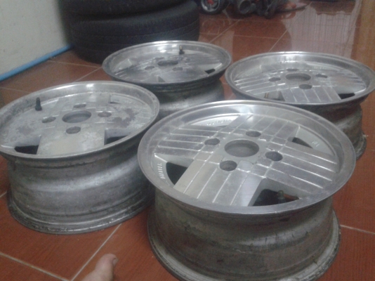 ขาย แม็กขอบ 13 ... 114 กว้าง7 นิ้ว. 4 วง   2500บาท ไม่คดไม่ดุ้งครับของแท้ ญี่ปุ่นไม่เหมือนใคร ลด3800