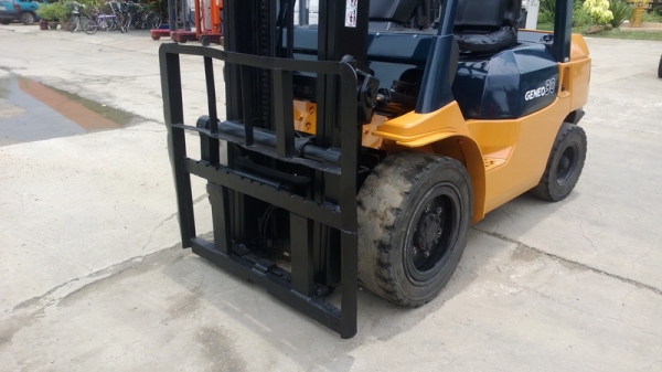 รถยกโตโยต้ารุ่น 7 น้ำหนักยก 3 ตัน เสาสูง 4 เมตร เครื่องดีเซล เกียร์ออโต้ แผงงาสไลด์