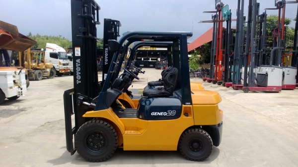 รถยกโตโยต้ารุ่น 7 น้ำหนักยก 2.5 ตัน เสาสูง 4 เมตร เครื่องดีเซล เกียร์ออโต้