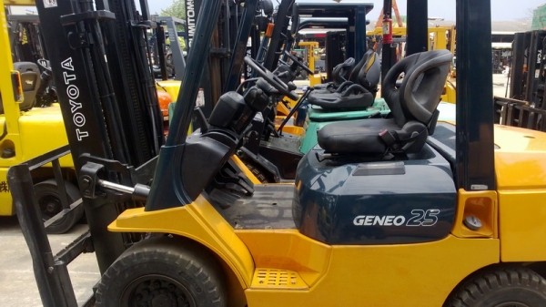 รถยกโตโยต้ารุ่น 7 น้ำหนักยก 2.5 ตัน เสาสูง 3 เมตร เครื่องดีเซล เกียร์ออโต้