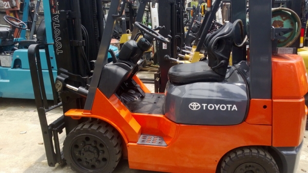 รถยกโตโยต้ารุ่น 7 น้ำหนักยก 2.5 ตัน เสาสูง 4.5 เมตร เครื่องเบนซินติดแก๊ส เกียร์ออโต้