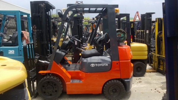 รถยกโตโยต้ารุ่น 7 น้ำหนักยก 2.5 ตัน เสาสูง 4.5 เมตร เครื่องเบนซินติดแก๊ส เกียร์ออโต้