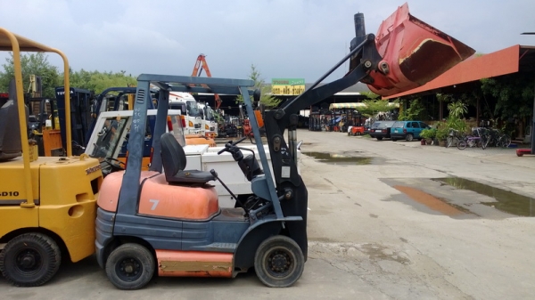 รถตักเล็ก โตโยต้ารุ่น 6 เครื่องเบนซิน เกียร์ธรรมดา