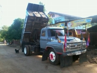 ขายด่วนรถหกล้อดั้มหัวยาว ISUZU เครื่อง 6BB1 แกนยาว เฟืองท้ายฟูโซ๋ คัสซีสวย ยางหน้าใหม่เอี่ยม ยางหลังเต็ม ภาษีเต็ม 57 ทะเบียนพร้อมโอน