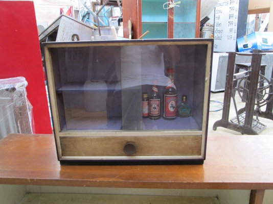 ตู้ยาเก่าครับ  มีไม้อัดปิดหลังครับ   อายุ50ปีขึ้นครับ 800บาทครับ