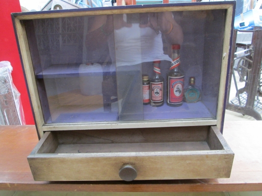 ตู้ยาเก่าครับ  มีไม้อัดปิดหลังครับ   อายุ50ปีขึ้นครับ 800บาทครับ