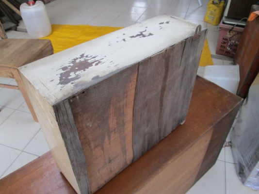 ตู้ยาเก่าครับ  มีไม้อัดปิดหลังครับ   อายุ50ปีขึ้นครับ 800บาทครับ