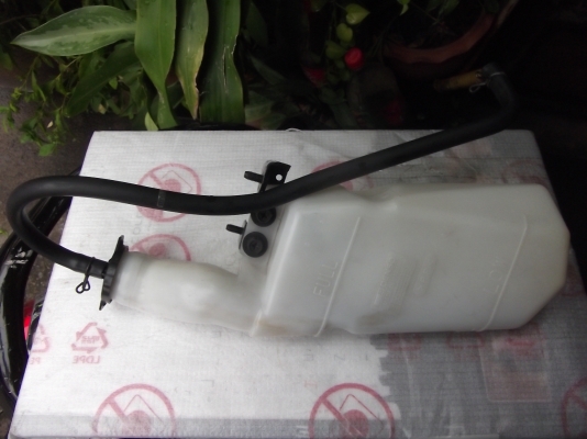 กระป๋องพักน้ำหม้อน้ำ Toyota AE110,111,112 หรือไฮทอร์ค สภาพสวยๆขาวๆ เหมือนของใหม่