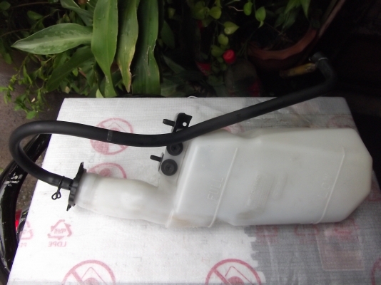 กระป๋องพักน้ำหม้อน้ำ Toyota AE110,111,112 หรือไฮทอร์ค สภาพสวยๆขาวๆ เหมือนของใหม่