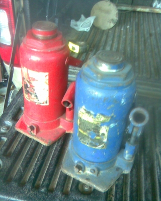 แม่แรง 32 ตัน ตัวใหญ่สภาพพร้อมใช้งานครับ  ขนาด 32  ตันครับ  หนักแน่น  แกนใหญ่ครับรุ่นนี้  ใช้ยาวครับ  ราคานี้คุ้มครับ  ความสูง 1 ฟุตครับ