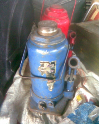 แม่แรง 32 ตัน ตัวใหญ่สภาพพร้อมใช้งานครับ  ขนาด 32  ตันครับ  หนักแน่น  แกนใหญ่ครับรุ่นนี้  ใช้ยาวครับ  ราคานี้คุ้มครับ  ความสูง 1 ฟุตครับ