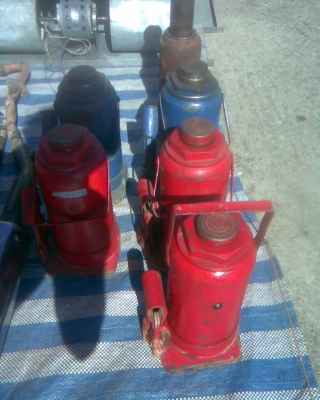 แม่แรง 32 ตัน ตัวใหญ่สภาพพร้อมใช้งานครับ  ขนาด 32  ตันครับ  หนักแน่น  แกนใหญ่ครับรุ่นนี้  ใช้ยาวครับ  ราคานี้คุ้มครับ  ความสูง 1 ฟุตครับ