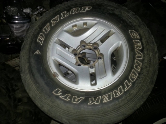 แม็กกระบะ ขอบ 15  พร้อมยาง 30.5  ปี 10  1ชุด