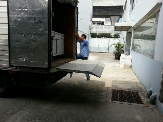 ขายรถบรรทุกตู้แห้งมีลิฟต์หลัง