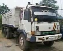 MITSUBISHI FUSO FN527 - 220 HP 6D16 TURBO MA สิบล้อดั๊มพ์ 2 เพลา สวยเต็มดีทั้งคัน เบรคใหญ่แล้ว 10 SPEED กระบะดั๊มพ์เหล็ก 12 ตันของสามมิตรลอนเฉียงสภาพสวย เครื่องแน่นแรงดี วางเครื่อง 220 แรงลงเล่มครบถูกต้อง หัวเก๋งตาเหลี่ยมสภาพดีเดิมๆ ภายในเก๋งคอนโซลสวยครบพ