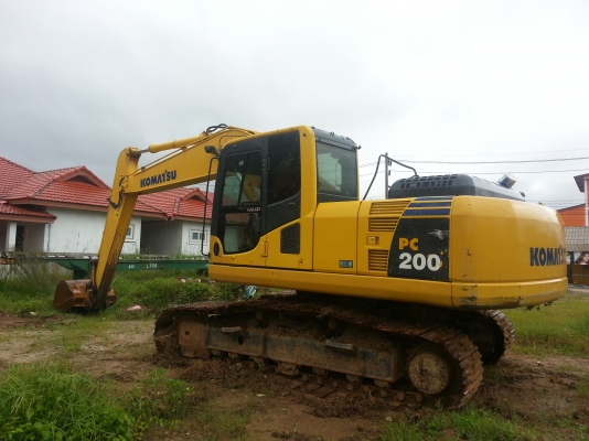 KOMATSU PC200-8