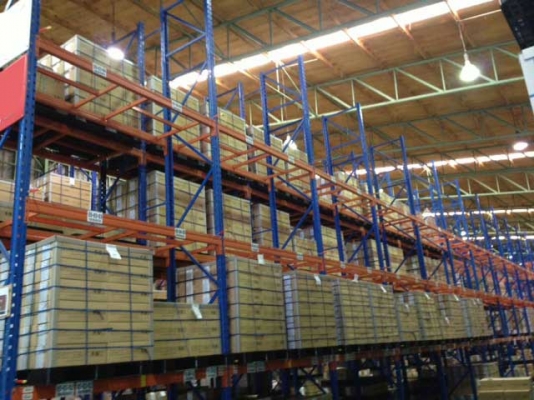 ขาย ชั้นวางอุตสาหกรรม (SELECTIVE RACK) สภาพสวย ขนาด ลึกxช่วงยาวxสูง = 0.90x 2.30x 6.00 เมตร (ช่วงละ 3 ชั้น+วางพื้น 1 ชั้น)  load ได้ชั้นละ 1600 กิโล วางได้ชั้นละ 2 พาเลท มีอยู่จำนวนมาก  สภาพ 90\% ราคาของใหม่ช่วงละ หมื่นปลาย  ต้องการขายราคาถูก