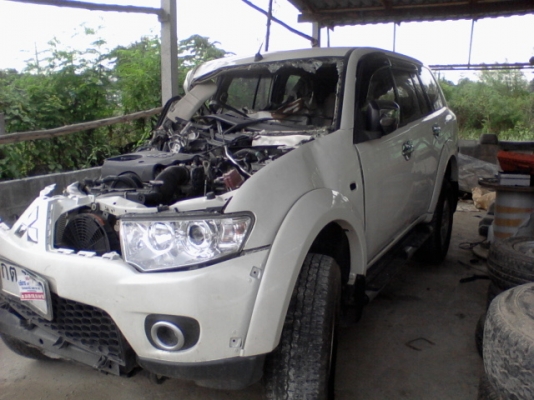 ขายด่วน PAJERO สีขาวพร้อมเล่มทะเบียน รถซ่อมได้