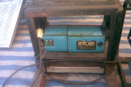 เครื่องรีดไม้เรียวบิขนาด 10  นิ้วครับ  เป็นของเรียว บิ  ญี่ปุ่นแท้ครับ  เสียงนิ่มครับ  เบิกใหม่หลายหมื่นครับราคานี้คุ้มครับ