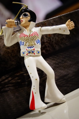 ตุ๊กตาแขวนเอลวิสในรถ