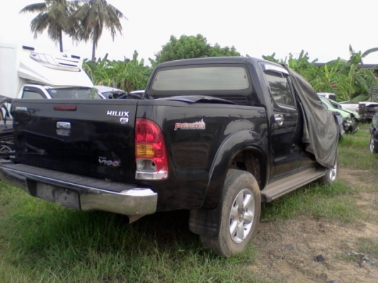 ขายด่วน Vigo 4ประตู 3.0 สีดำ พร้อมเล่มทะเบียน รถซ่อมได้