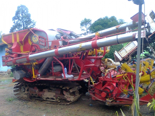 ขายรถเกี่ยวข้าวศักดิ์พัฒนาการเกษตรอุ้ม