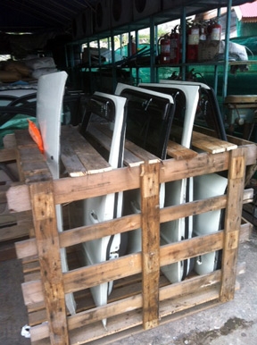 ขายอะไหล่ ฝากระโปรงหน้า ประตู 4บาน และประตูหลัง ของ นิสสัน คิวบ์