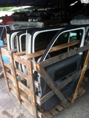 ขายอะไหล่ ฝากระโปรงหน้า ประตู 4บาน และประตูหลัง ของ นิสสัน คิวบ์