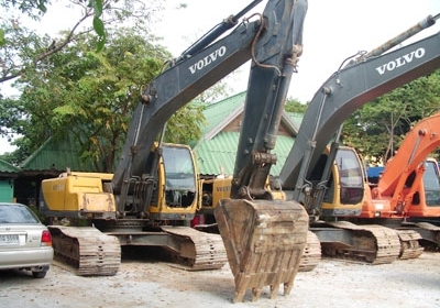 ขายด่วน ขายถูก VOLVO 210 ใช้งานน้อย อุปกรณ์ครบ