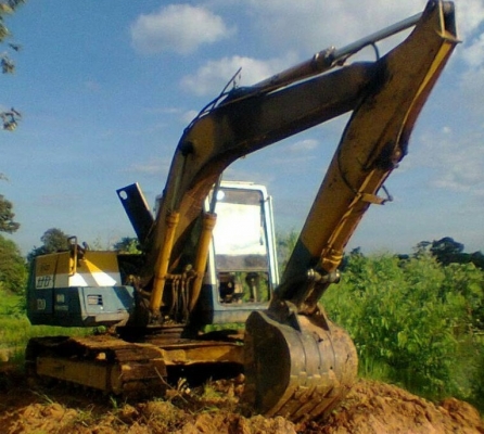 KOMATSU PC 120-5 เครื่องแน่นแรงดีเดิมๆปั๊มเดิมไม่มีเยิ้ม ทำงานเร็วไม่มีโหลด ภายในเก๋งคอนโทรลยาว แอร์เย็น บอดี้สวยเดิมๆ ช่วงล่างเอวแน่น โรลเลอร์โซ่บูทใบแทรกสภาพดี 60\% พร้อมทำงานได้เลย เอกสารสัญญาซื้อขาย ราคาต่อรองได้ครับ