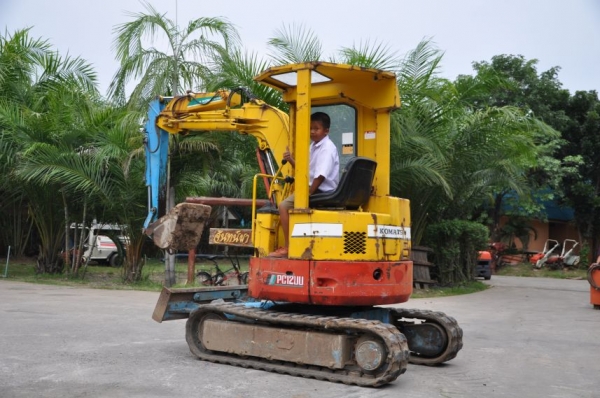 ขายแบคโฮKOMATSU PC12UU คออ่อน สภาพสวยเดิมจากญี่ปุ่น 165,000เท่านั้น!!