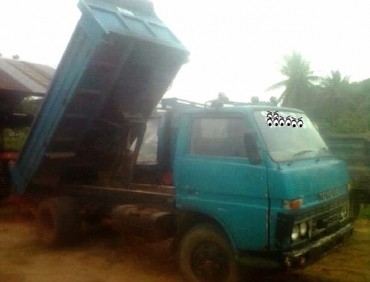 TOYOTA DYNA 85 HP หกล้อดั๊มพ์ กระบะดั๊มพ์เหล็ก 4 ตันความยาว 3.20 เมตรดั๊มพ์กระป๋อง 3-4 คิว เครื่องแรงดีไม่เยิ้ม ภายในเก๋งอยู่ครบไม่ผุ ช่วงล่างคัชซีไม่ผุไม่ดาม ยาง 7.50 ขอบ 15 สภาพดี 60\% พร้อมบรรทุกพร้อมใช้งาน เอกสารทะเบียนครบ ราคาต่อรองได้ครับ