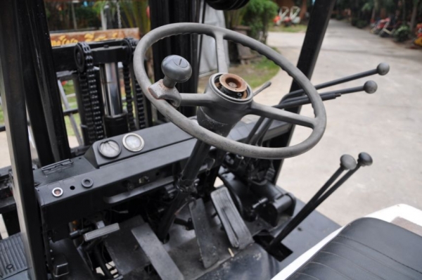 ขาย FORKLIFT TOYOTA ดีเซล 2.5 ตันครึ่ง งากระดก สภาพสวยเดิมจากญี่ปุ่น ยังไม่เคยใช้งานในไทย ราคา 175,000 เท่านั้น