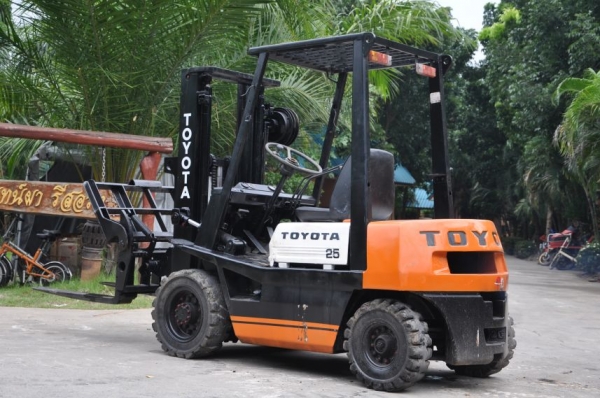 ขาย FORKLIFT TOYOTA ดีเซล 2.5 ตันครึ่ง งากระดก สภาพสวยเดิมจากญี่ปุ่น ยังไม่เคยใช้งานในไทย ราคา 175,000 เท่านั้น