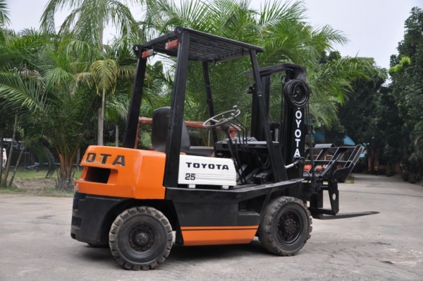 ขาย FORKLIFT TOYOTA ดีเซล 2.5 ตันครึ่ง งากระดก สภาพสวยเดิมจากญี่ปุ่น ยังไม่เคยใช้งานในไทย ราคา 175,000 เท่านั้น