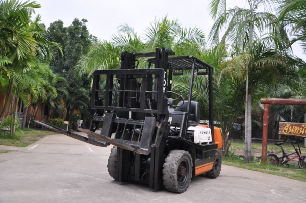 ขาย FORKLIFT TOYOTA ดีเซล 2.5 ตันครึ่ง งากระดก สภาพสวยเดิมจากญี่ปุ่น ยังไม่เคยใช้งานในไทย ราคา 175,000 เท่านั้น