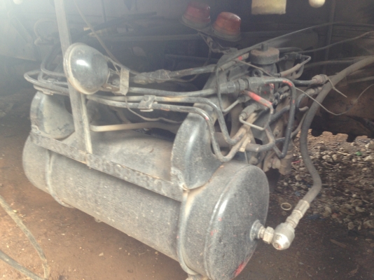 ISUZU ROCKY 175 HP 6BG1 สิบล้อเพลาเดียว กระบะพื้นเรียบความยาว 6 เมตรสภาพอย่างสวย เครื่องแห้งแรงดีไม่มีเยิ้ม หัวเก๋งสีสันบางเดิมๆ ภายในเก๋งคอนโซลสวยครบ พวงมาลัยเพาเวอร์ ระบบเบรคทริ๊ปฟี้ ช่วงล่างชุดเพลาของมิตซูบิชิ FUSO สภาพดีมากครับ ยางสภาพดี 10 เส้นประมาณ