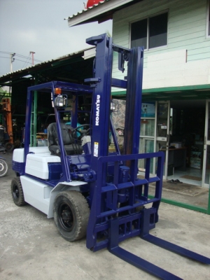 ขายรถโฟล์คลิฟท์  KOMATSU  FG25-11  เครื่องยนต์เบนซิน  เสาสูง  4  เมตร  เกียร์ธรรมดา  ยางตัน  งากระดกได้  (สภาพดี  พร้อมใช้งาน  ราคาคุยกันได้)